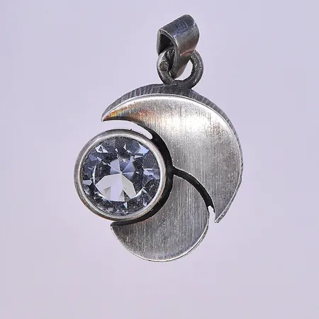 Hänge med vit sten längd 22 mm, bredd 13 mm silver 925/1000. Vikt: 1,7 g