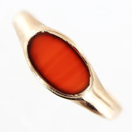 Ring med sten stl:20¾, bredd 2-8mm, något skev skena, 14K.  Vikt: 2,2 g