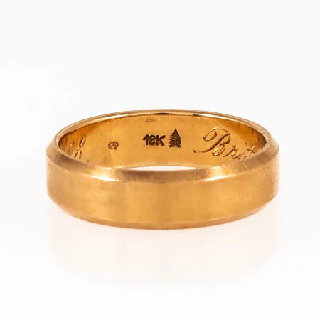 Ring flack med fasade kanter stl:20½ bredd 6mm, höjd 1,5mm, gravyr, 18K 8,3g. 