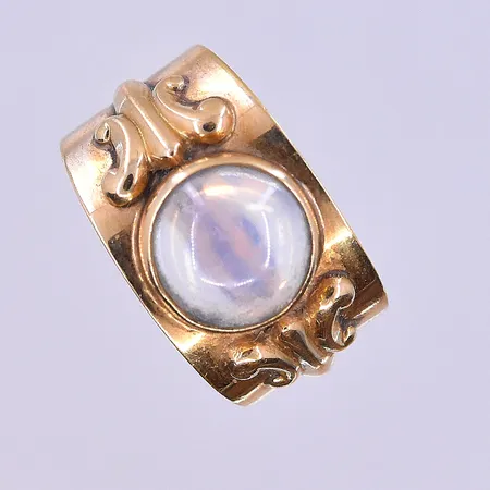 Ring med troligen månsten stl:14½, bredd 5-10 mm 18K. Vikt: 2,9 g
