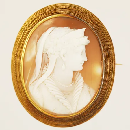 Brosch/hänge med kamé 54mm bredd 45mm tillverkad år 1873 slitage skadat snäckskal 18K 16,5g Vikt: 16,5 g