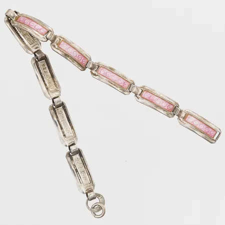 Armband med rosa emaljdekor, längd 13,5cm, bredd 5mm, saknar lås, silver 925/1000 Vikt: 4,1 g