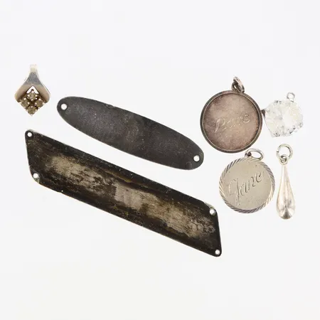 Två namnbrickor samt fem hängen, gravyrer, defekter, silver 830-925/1000, 2 hängen ostämplade Vikt: 16,6 g