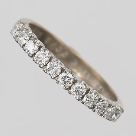 Halvalliansring med diamanter 11xca0,05ct ca TW(G)/VS stl: 17¾, bredd 2,5mm,  Kenneth Magnell Juveler AB år 2008, vitguld, gravyr, 18K Vikt: 3,3 g