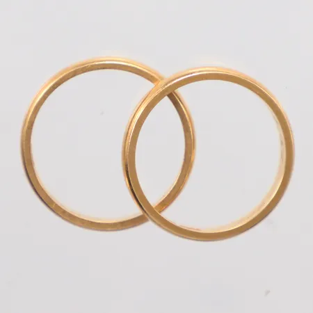 2 ringar släta gravyr 18k Vikt: 6,8 g