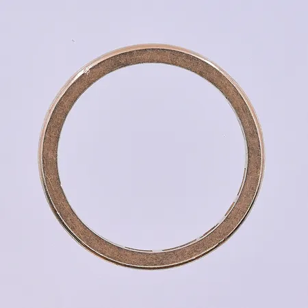 Ring stl:17¼, bredd 2 mm graverad 18K. Vikt: 3,6 g