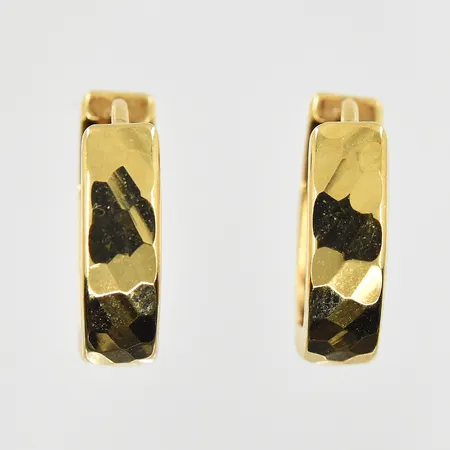 Örhängen med delvis hamrad dekor GHA, Ø12mm, bredd 3mm, 18K. Vikt: 1,1 g