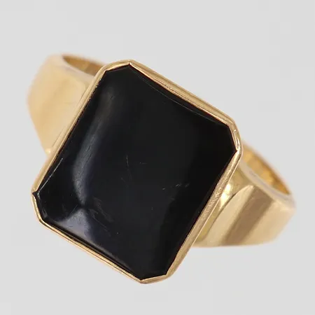 Klackring med onyx stl:19½ bredd 3,3-14,5mm bucklig 18K.  Vikt: 4,2 g