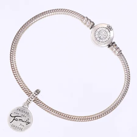 Armband med en berlock Pandora längd 17cm bredd 3mm box silver 925/1000 Vikt: 17 g