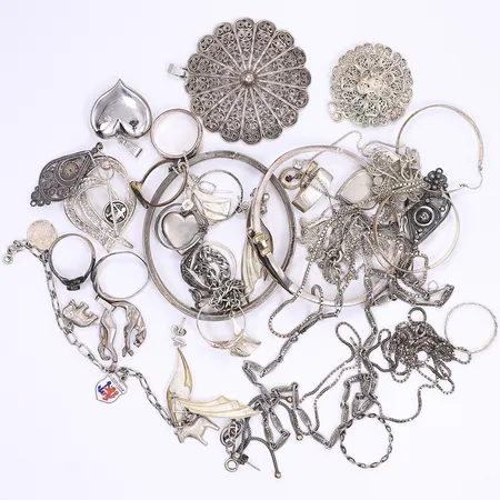 Diverse silver delvis defekt delvis med sten delvis förgyllt silver 830-925/1000 Bruttovikt: 169,0g Vikt: 169 g