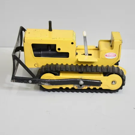 Plåtleksak Tonka Bulldozer, längd ca 3cm, bredd ca 16cm, höjd ca 10cm, gravyr bakom förarplatsen.