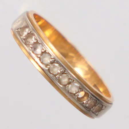 Ring tvåfärgad stl. 16½, små vita stenar en saknas, gravyr, 18K Vikt: 3,1 g