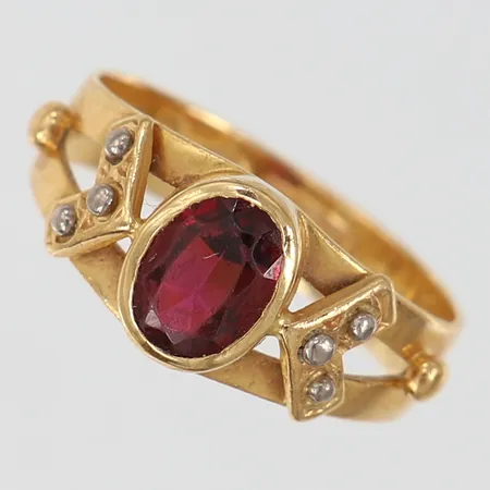 Ring med troligen granat samt dekor stl:16½ bredd 4-8mm granat med slitage 18K.  Vikt: 2,5 g