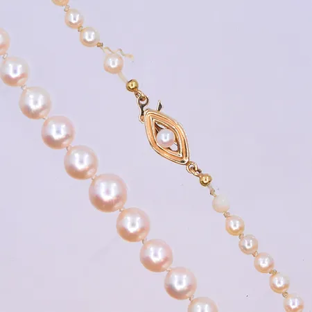 Pärlcollier doserad med guldlås längd ca 52 cm, pärlans Ø4-8 mm 18K. Vikt: 0 g