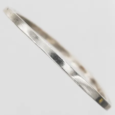 Armring innermått 63mm, bredd 4mm, nagg, ostämplat silver  Vikt: 33,2 g