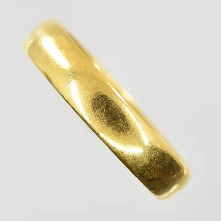 Ring stl:17¼ bredd 4 mm, gravyr, 23K. Vikt: 3,8 g