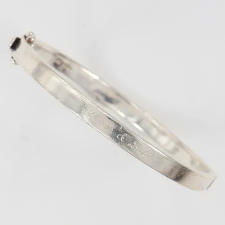 Stelt armband ca innermått 17,5cm, Ø60,5mm, bredd 5mm, gravyr, silver 925/1000 Vikt: 20,8 g