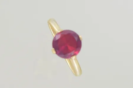 Ring med sten stl:20 höjd 9 mm bredd 10 mm, 18K Vikt: 4,8 g