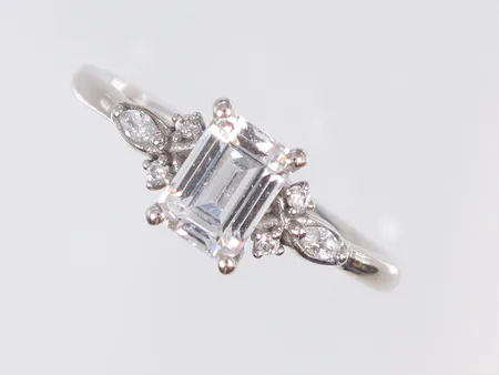 Ring med vita stenar stl:17½ bredd 1,5-7mm Glamira 9K Vikt: 2,7 g