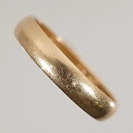 Slät ring med gravyr Stl: 18½ bredd 3,9mm 18k 3,1g Vikt: 3,1 g