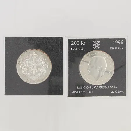 2 Minnesmynt Kung Carl XVI Gustav 50år nominellt värde:200kr/st, 1996 etui, 925/1000 Silver 54,0g.