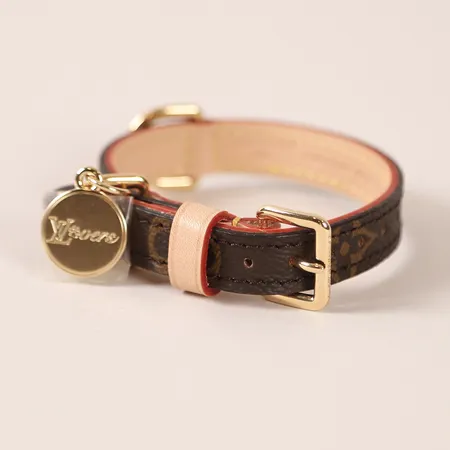 Hundhalsband Louis Vuitton Dog Collar XS, monogramcanvas och beige läder, nr GI1213, CV2295, ställbar längd 20-26cm, bredd 1,5cm, bricka med text "LV Lovers", kvitto Louis Vuitton Birger Jarlsgatan 2025, dustbag, nypris 4350kr 