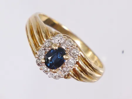 Ring med blå sten samt diamanter 10xca0,01ct stl:18 GFAB 18K Vikt: 3,9 g