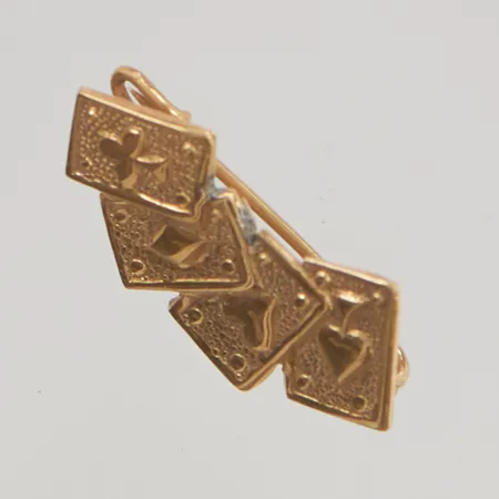 Brosch "spelkort" 22mm gravyrer, 18K 2,2g.