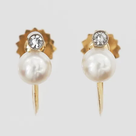 Örhängen med odlade saltvattenspärlor Ø5mm och vita stenar, längd 13mm, bredd 1-5mm, Tenn & Silver Ab år 1953, skruvlås, 18K  Vikt: 2 g