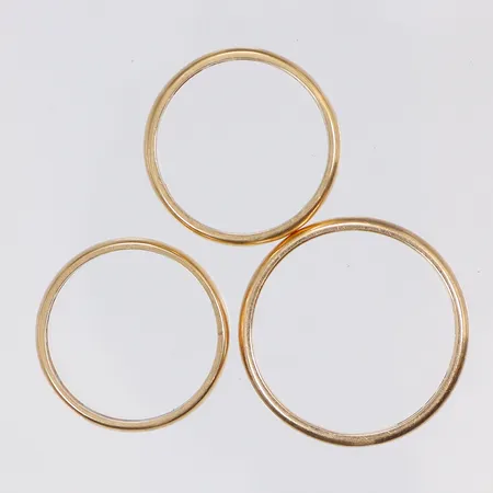 3 Ringar, stl:18-21½, bredd 2-3mm, gravyr, 18K Vikt: 10,9 g