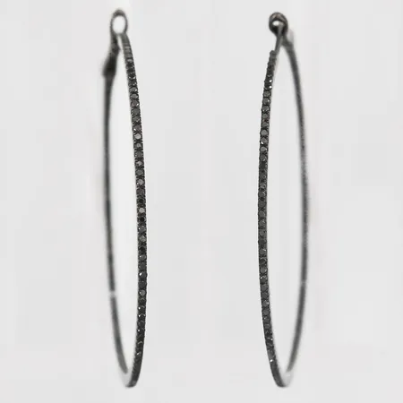 Örhängen Black Nina Hoop Earrings Ebba Brahe med svarta diamanter ca 218xca0,005ct, Ø50mm, bredd 1mm, originaletui, svart guld 18K Vikt: 8,1 g