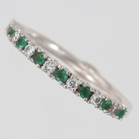 Ring med smaragder 8 x ca 0,02ct samt diamanter 7 x 0,02ct stl:16 bredd 1,7-2,2mm vitguld 18K.  Vikt: 2,9 g