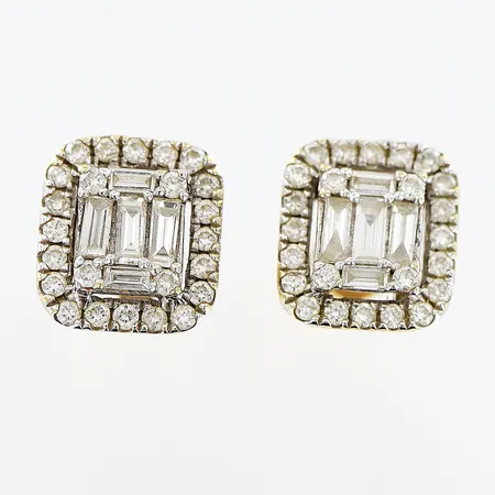 Örhängen med briljantslipade diamanter ca 48 x ca 0,01ct samt baguetteslipade 4 x ca 0,01ct och 6 x ca 0,002ct, längd 9,5mm, bredd 8,5, snurrstopp, 14K  Vikt: 2,3 g