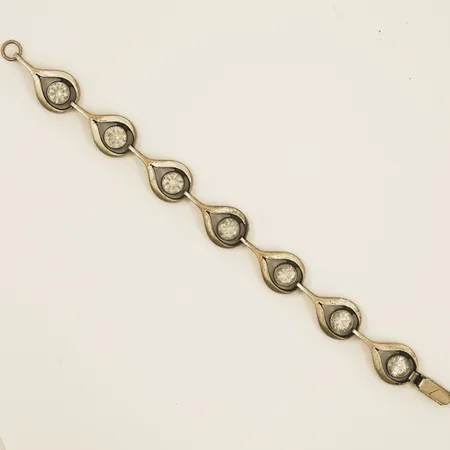 Armband Finnfeelings, Karl Laine för Sten & Laine, med vita stenar 18,5cm bredd 13,5cm tillverkad år 1948 925/1000 silver Vikt: 18,3 g