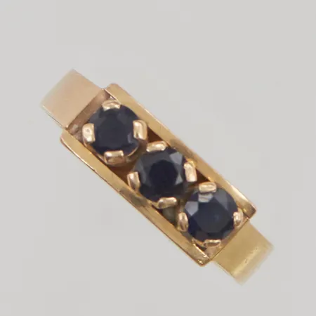 Ring safirer 3x totalt ca 1,00ctv, stl:18¼ bredd 4-6,2mm Hedbergs Guld, Dalsjöfors 1975, 18K 6,7g.