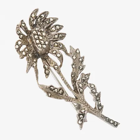 Brosch med markasiter längd 43mm, bredd 20mm, ostämplat silver Vikt: 4,8 g
