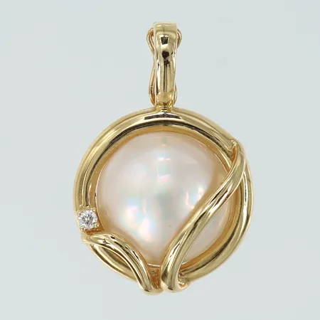 Hänge diamant 0,03ct samt imitationspärla, öppningsbar ögla, ca 28x19mm inkl ögla 14K Vikt: 4,5 g