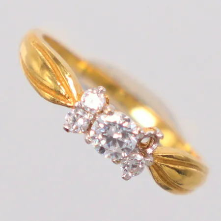 Ring stl. 16½, vita stenar en saknas, 18K Vikt: 2,4 g