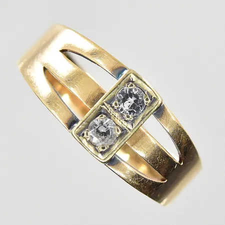 Ring med vita stenar stl:17½, bredd 3-8mm, 14K. Vikt: 1,8 g