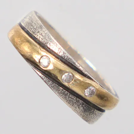 Ring tvåfärgad stl. 19¼, små vita stenar, silver 925/1000 Vikt: 6,1 g