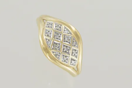Ring med moissaniter stl:16 höjd 11 mm, 18K 3,2 gr Vikt: 3,2 g