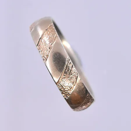 Ring stl:17½, graverad 18K. Vikt: 5,3 g