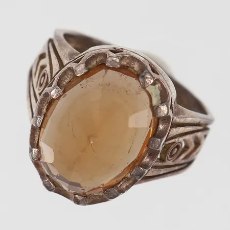 Ring med fasettslipad färgad sten stl:19¾ bredd 4-20mm silver 925/1000 Vikt: 7,8 g