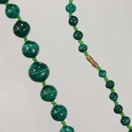 Collier med gröna stenar, troligen Malakiter, längd ca 60cm, bredd ca 5-15mm, skruvlås förgylld metall