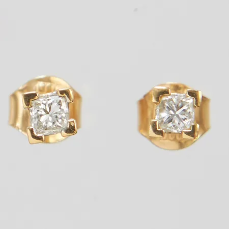 Örhängen med diamanter GHA, 2 x ca 0,10ct prinsessslipade diamanter, 18K Vikt:v 0,9g Vikt: 0,9 g