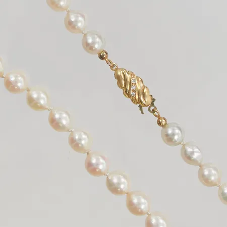 Pärlcollier 48cm odlade pärlor ca 7-7,5mm, lås i 18K med diamanter 6x ca 0,01ct. Vikt: 0 g