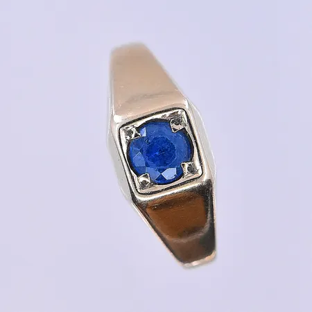 Ring med blå sten stl:16, bredd 2-8 mm 14K. Vikt: 2,7 g