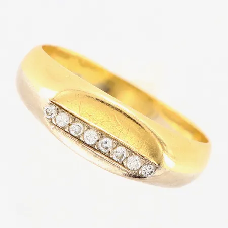 Klackring diamanter 8 x ca 0,01ct stl:17¾ bredd 2-6mm, vit/gulguld, tillverkningsdefekter, 18K.  Vikt: 4,9 g