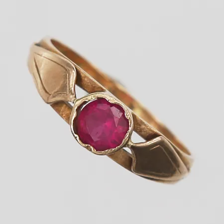 Ring med rosaröd sten stl:15¾, bredd 2-5mm, gravyr, 14K Vikt: 1,5 g
