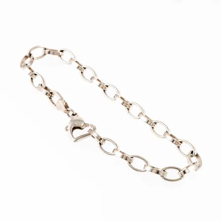 Armband i silver med hjärtformat lås. Det är 19 cm långt, 5,4 mm brett och väger 8,3g. 